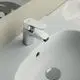 Chromene Waschtischarmatur von Ideal Standard, mit einem klaren Design und einem Hebel zur Wassersteuerung, montiert auf einem weißen Waschbecken.